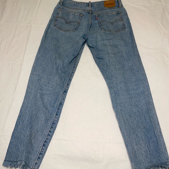 Levi Light Washed “Wedgie” style Jeans, Size 28, Fringed at Bottom - Picture 6 of 6